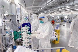 Đội ngũ y bác sỹ tận tâm ngày đêm điều trị cho bệnh nhân COVID-19 tại Trung tâm Hồi sức tích cực người bệnh COVID-19 Việt Đức tại TP.Hồ Chí Minh. (Ảnh: TTXVN phát)