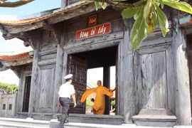 Chùa Song Tử Tây đón cán bộ, chiến sỹ Vùng 4 Hải quân ra thăm đảo. Sự hiện diện của những ngôi chùa trên các đảo nhằm khẳng định chủ quyền lâu đời của dân tộc Việt Nam. (Nguồn: TTXVN)