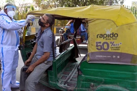 Nhân viên y tế lấy mẫu xét nghiệm COVID-19 cho người dân tại New Delhi, Ấn Độ, ngày 25/3/2021. (Ảnh: THX/TTXVN)