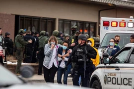 Cảnh sát sơ tán người dân tại hiện trường vụ xả súng ở siêu thị thành phố Boulder, bang Colorado, Mỹ ngày 22/3/2021. (Ảnh: Getty Images/TTXVN)