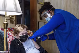 Nhân viên y tế tiêm vaccine phòng COVID-19 cho người dân tại Manchester, Connecticut, Mỹ. (Ảnh: AFP/TTXVN)