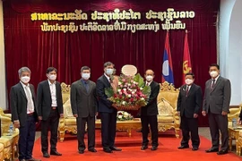 Tổng Lãnh sự quán Việt Nam tại Luang Prabang Nguyễn Đăng Hùng (trái) chúc mừng 46 năm Quốc khánh nước CHDCND Lào (2/12/1975 – 2/12/2021). (Ảnh: Tổng Lãnh sự quán Việt Nam tại Luang Prabang)