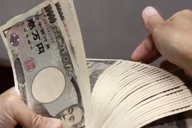 Kiểm đồng 10.000 yen tại một ngân hàng ở Tokyo, Nhật Bản. (Ảnh: AFP/TTXVN)