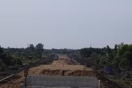 Đường Tân Tập-Long Hậu kết nối từ Cảng Quốc tế Long An đến Thành phố Hồ Chí Minh đang được triển khai thi công. (Ảnh: Bùi Giang/TTXVN)