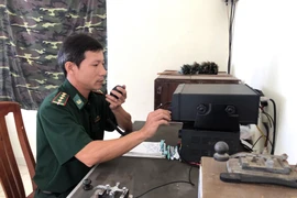 Tuyên truyền về công tác bầu cử qua điện đàm đến ngư dân. Ảnh minh họa. (Nguồn: TTXVN)