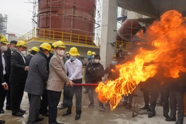 Các đại biểu thực hiện nghi lễ đốt lò, đưa vào vận hành dây chuyền số 4 Nhà máy ximăng Thành Thắng. (Ảnh: Thanh Tuấn/TTXVN)