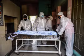 Chuyển bệnh nhân tử vong do COVId-19 tới nhà xác bệnh viện ở Manila, Philippines. (Ảnh: AFP/TTXVN)