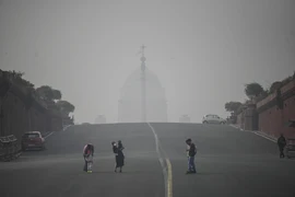 Khói mù ô nhiễm bao phủ bầu trời thủ đô New Delhi, Ấn Độ, ngày 4/11/2021. (Ảnh: AFP/TTXVN)