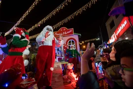 "Ông già Noel" tại lễ diễu hành Giáng sinh ở Bethlehem, Bờ Tây, ngày 19/12/2021. (Ảnh: THX/TTXVN)