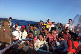 Người di cư được cứu tại khu vực ngoài khơi Libya ngày 25/6/2020. (Ảnh: AFP/TTXVN)