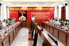 Các đại biểu dự họp biểu quyết thống nhất ban hành Nghị quyết của Ủy ban bầu cử tỉnh Gia Lai về việc công bố danh sách những người trúng cử đại biểu HĐND tỉnh Gia Lai khóa XII, nhiệm kỳ 2021-2026. (Ảnh: Quang Thái/TTXVN)