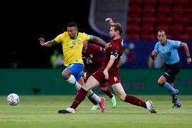 Pha tranh bóng giữa cầu thủ Gabriel Jesus (trái) của Brazil và Fernando Aristeguieta của Venezuela trong trận đấu bảng B Copa America 2021 tại Brasilia, Brazil, ngày 13/6/2021. (Ảnh: THX/TTXVN)