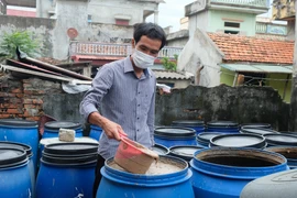 Được vay 70 triệu đồng với lãi suất ưu đãi, anh Đỗ Văn Hải, xã Quảng Nham, Quảng Xương quyết định đầu tư mở cơ sở sản xuất nước mắm sau khi trở về từ Đài Loan do ảnh hưởng của dịch COVID-19. (Ảnh: Khiếu Tư/TTXVN)