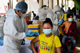 Một điểm tiêm chủng vaccine ngừa COVID-19 tại Phnom Penh, Campuchia. (Ảnh: AFP/TTXVN)