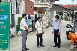 Lãnh đạo Tỉnh ủy Ninh Thuận kiểm tra công tác phòng, chống dịch COVID-19 tại thành phố Phan Rang-Tháp Chàm. (Ảnh: Công Thử/TTXVN)