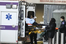 Nhân viên y tế chuyển bệnh nhân COVID-19 tới bệnh viện tại New York, Mỹ, ngày 13/12/2021. (Ảnh: THX/TTXVN)