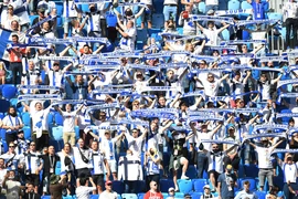 Cổ động viên Phần Lan cổ vũ cho đội nhà trong trận gặp đội tuyển Nga tại vòng chung kết Giải vô địch bóng đá châu Âu (EURO) 2020 diễn ra trên sân Saint Petersburg, Nga, ngày 16/6/2021. (Ảnh: AFP/TTXVN)