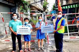 Trao tặng học bổng cho học sinh khó khăn tại quận 1, TP Hồ Chí Minh. (Ảnh: Hồng Giang/TTXVN)