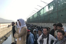 Người dân tập trung gần sân bay Kabul, Afghanistan, ngày 22/8/2021, để chờ di tản. (Ảnh: THX/TTXVN)