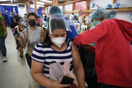 Tiêm vaccine ngừa COVID-19 cho người dân tại Manila, Philippines ngày 15/7/2021. (Ảnh: AFP/TTXVN)