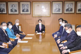 Lãnh đạo đảng Dân chủ Tự do (LDP) cầm quyền ở Nhật Bản Fumio Kishida (giữa) và các thành viên Ban lãnh đạo LDP trong cuộc họp tại trụ sở đảng ở Tokyo, ngày 1/10/2021. (Ảnh: Kyodo/TTXVN)