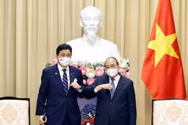 Chủ tịch nước Nguyễn Xuân Phúc và Bộ trưởng Quốc phòng Nhật Bản Kishi Nobuo. (Ảnh: Dương Giang/TTXVN)