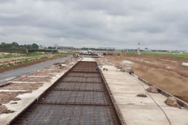 Công trường Dự án cải tạo, nâng cấp đường cất hạ cánh, đường lăn Cảng hàng không quốc tế Tân Sơn Nhất. (Ảnh: TTXVN phát)