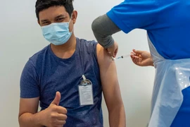 Nhân viên sân bay được tiêm vaccine ngừa COVID-19 tại sân bay quốc tế Kuala Lumpur ở Sepang, Malaysia ngày 5/7/2021. (Ảnh: THX/TTXVN)