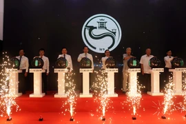 Các đại biểu thực hiện nghi thức bấm nút khai trương Trung tâm điều hành đô thị thông minh thành phố Cần Thơ. (Ảnh: Trung Kiên/TTXVN)
