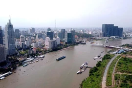 Khu trung tâm quận 1, TP Hồ Chí Minh bên bờ sông Sài Gòn. (Ảnh Thanh Vũ/TTXVN)