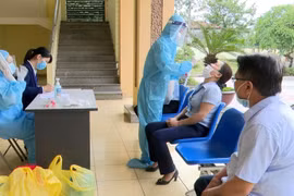 Thị xã Đông Triều tiến hành xét nghiệm tầm soát nhằm phát hiện sớm người mắc COVID-19. (Ảnh: Văn Đức/TTXVN)