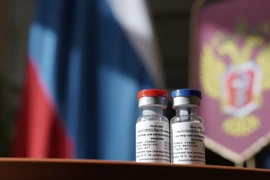 Bộ Y tế Nga giới thiệu vaccine Sputnik V phòng COVID-19 do Viện nghiên cứu dịch bệnh và vi trùng học Gamaleya phát triển. (Ảnh: AFP/TTXVN)