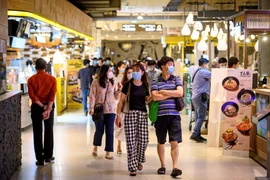 Người dân đeo khẩu trang phòng lây nhiễm COVID-19 tại trung tâm thương mại ở Bangkok, Thái Lan. (Ảnh: AFP/ TTXVN)