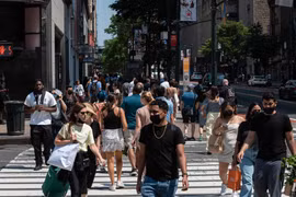 Người dân di chuyển trên một tuyến phố mua sắm ở New York, Mỹ ngày 7/6/2021. (Ảnh: AFP/TTXVN)
