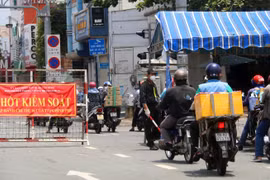 Chốt kiểm tra phương tiện giao thông trên đường Cộng Hòa (quận Tân Bình). (Ảnh: Thanh Vũ/TTXVN)