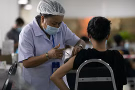 Nhân viên y tế tiêm vaccine phòng COVID-19 cho người dân tại thủ đô Vientiane, Lào, ngày 17/6/2021. (Ảnh: THX/TTXVN)