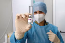 Một nhân viên y tế cầm một lọ vaccine COVID-19 trong một trung tâm tiêm chủng ở Rome, Italy ngày 23/2. (Nguồn: Reuters)