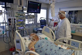 Nhân viên y tế điều trị cho bệnh nhân COVID-19 tại bệnh viện ở Tel Aviv, Israel, ngày 11/2/2021. (Ảnh: AFP/TTXVN)