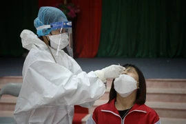 Lấy mẫu xét nghiệm COVID-19. (Ảnh: Danh Lam/TTXVN)