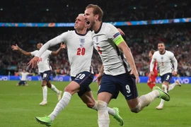 Tiền đạo Anh Harry Kane (phải) chia vui cùng đồng đội khi thắng tuyển Đan Mạch trong trận bán kết EURO 2020 ở Wembley (Anh) ngày 7/7/2021. (Ảnh: AFP/TTXVN)