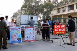 Chính quyền xã Lâm Thao, huyện Lương Tài dỡ bỏ chốt kiểm dịch thôn Nhiêu Đậu. (Ảnh: Đinh Văn Nhiều/TTXVN)