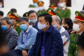 Bị cáo Đinh La Thăng cùng đồng phạm tại phiên xét xử. (Ảnh: Doãn Tấn/TTXVN)