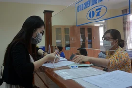 Người lao động đến Bảo hiểm xã hội tỉnh Đắk Lắk hỏi thủ tục và quy trình nhận hỗ trợ từ Nghị quyết 116. (Ảnh: Hoài Thu/TTXVN)