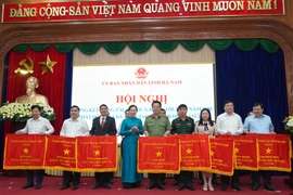 Khen thưởng các tập thể, cá nhân có thành tích xuất sắc trong các phòng trào thi đua. (Ảnh: Thanh Tuấn/TTXVN)