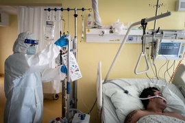 Điều trị cho bệnh nhân nhiễm COVID-19 tại Bratislava, Slovakia. (Ảnh: AFP/TTXVN)
