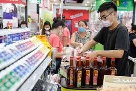 Khách hàng mua sắm. (Ảnh: Trần Việt/TTXVN)