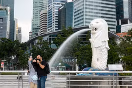 Người dân đeo khẩu trang phòng dịch COVID-19 tại Singapore, ngày 2/6/2021. (Ảnh: THX/TTXVN)
