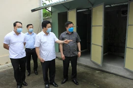 Chủ tịch UBND tỉnh Thái Bình Nguyễn Khắc Thận kiểm tra khu cách ly của huyện Hưng Hà. (Ảnh: Thế Duyệt/TTXVN)
