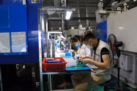 Công nhân làm việc tại Công ty Cổ phần Hanpo Vina, khu công nghiệp Yên Phong, tỉnh Bắc Ninh. (Ảnh: Thanh Thương/TTXVN)