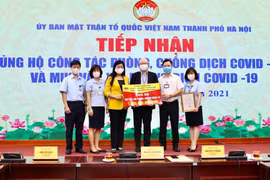Công ty TNHH hệ thống dây Sumi-Hanel trao ủng hộ 1 tỷ đồng. (Ảnh: TTXVN phát)